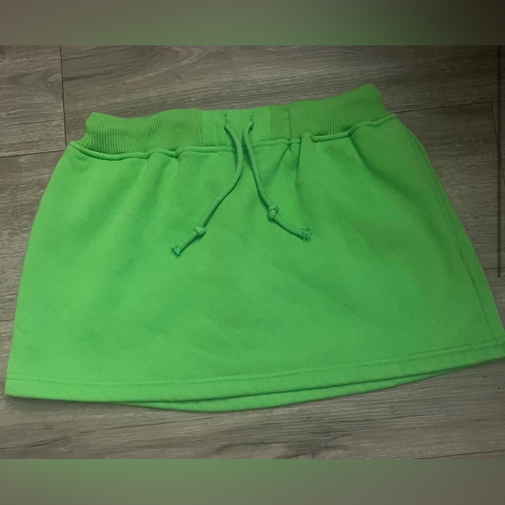 GREEN DOLLSKILL SWEAT SKIRT IN PERFECT CONDITION